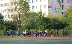 Große Gruppe rennt aufm Sportplatz